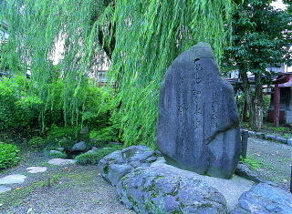 芭蕉の句碑と柳の清水跡 (市指定史跡)